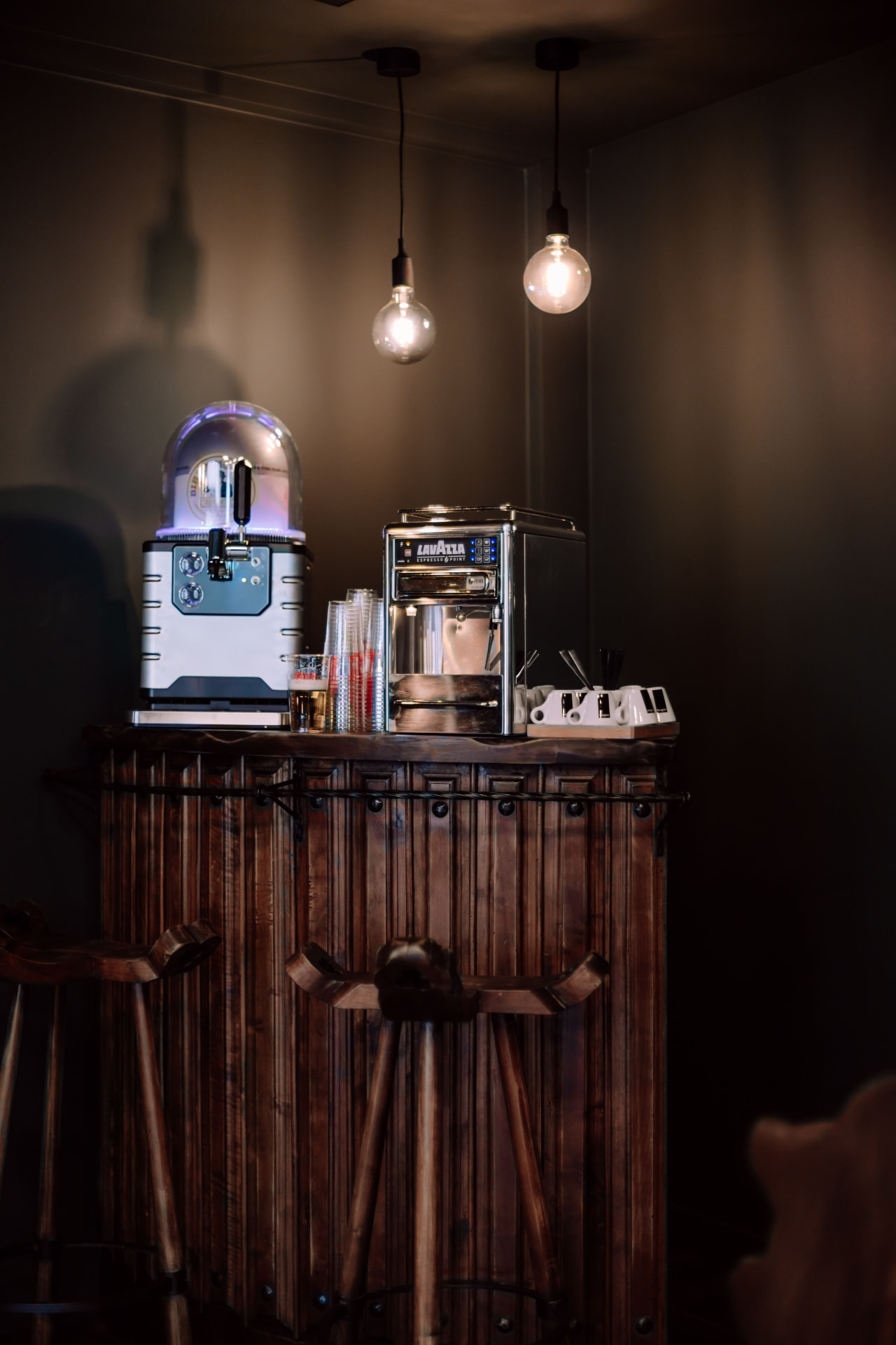 Coin café d’entreprise avec comptoir en bois et machines